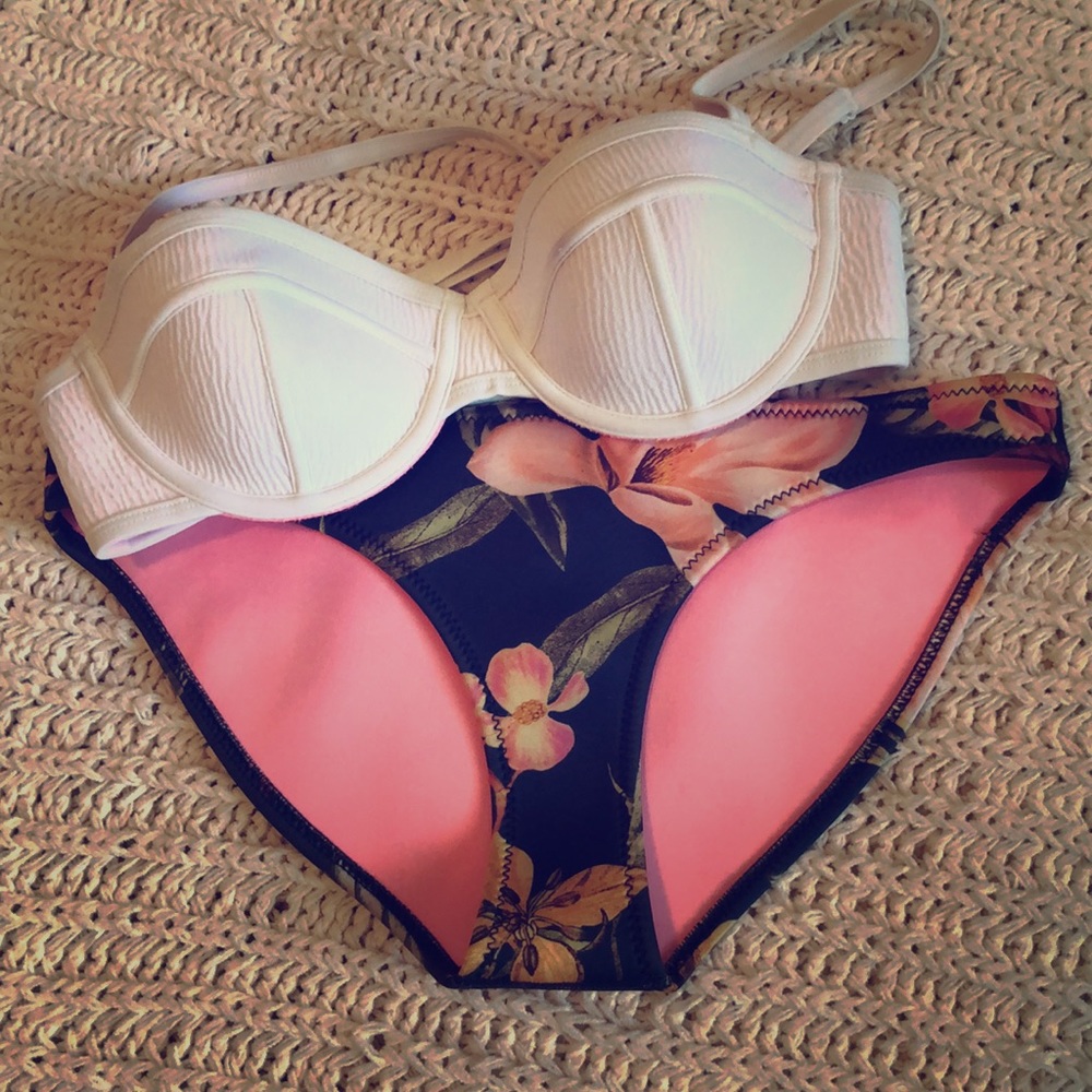 EUC FREESHIP Triangl Bikini White and Floral set